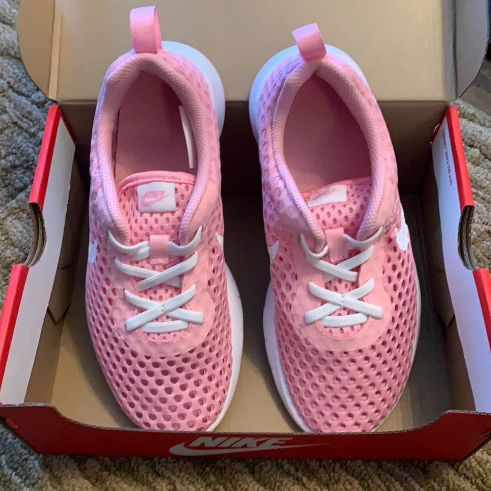 Brand NEW in box Pink girls Nike Sneakers Size 3